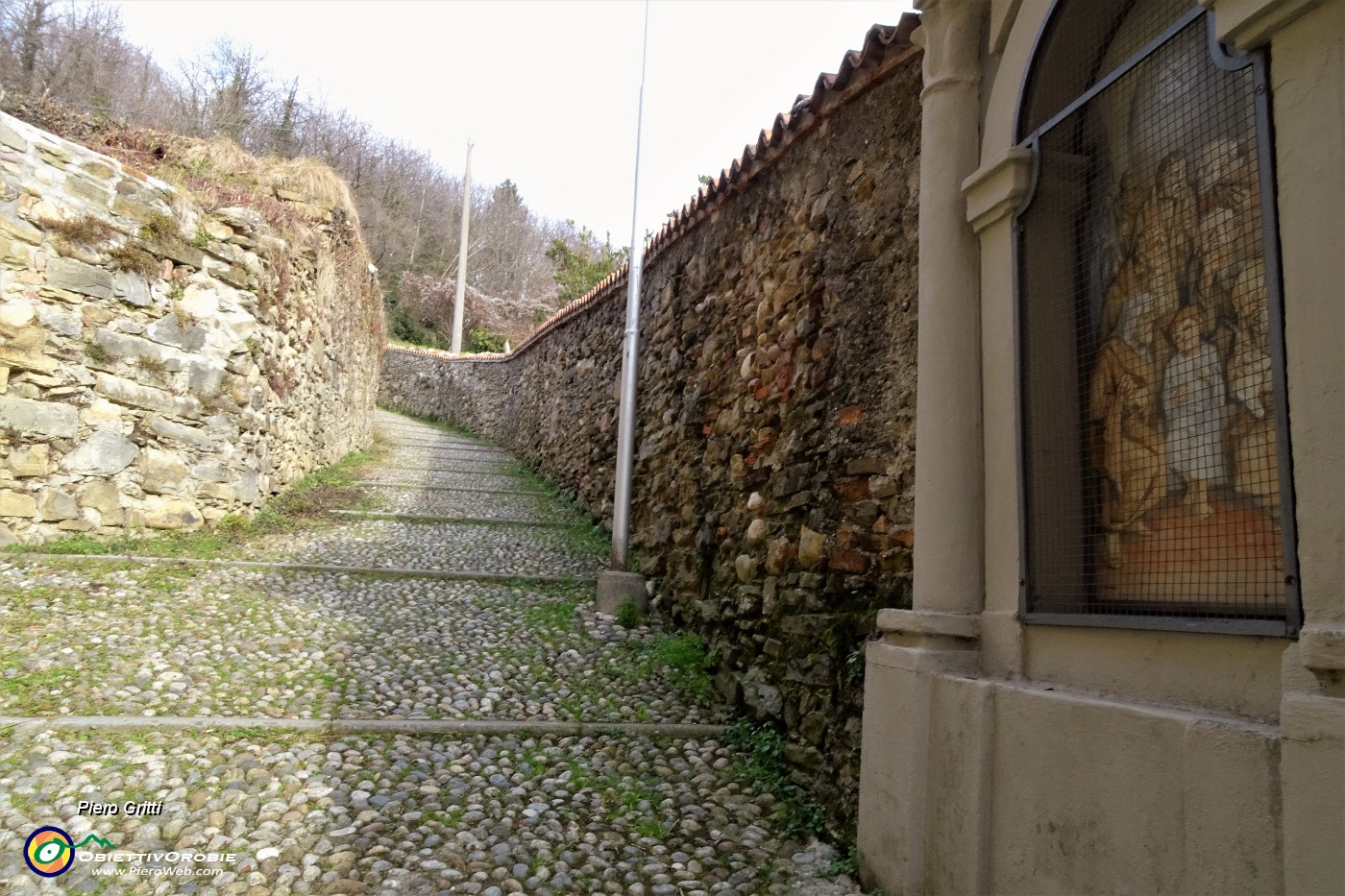 12  Stradetta di salita al Santuario di Sombreno con cappelle votive.JPG